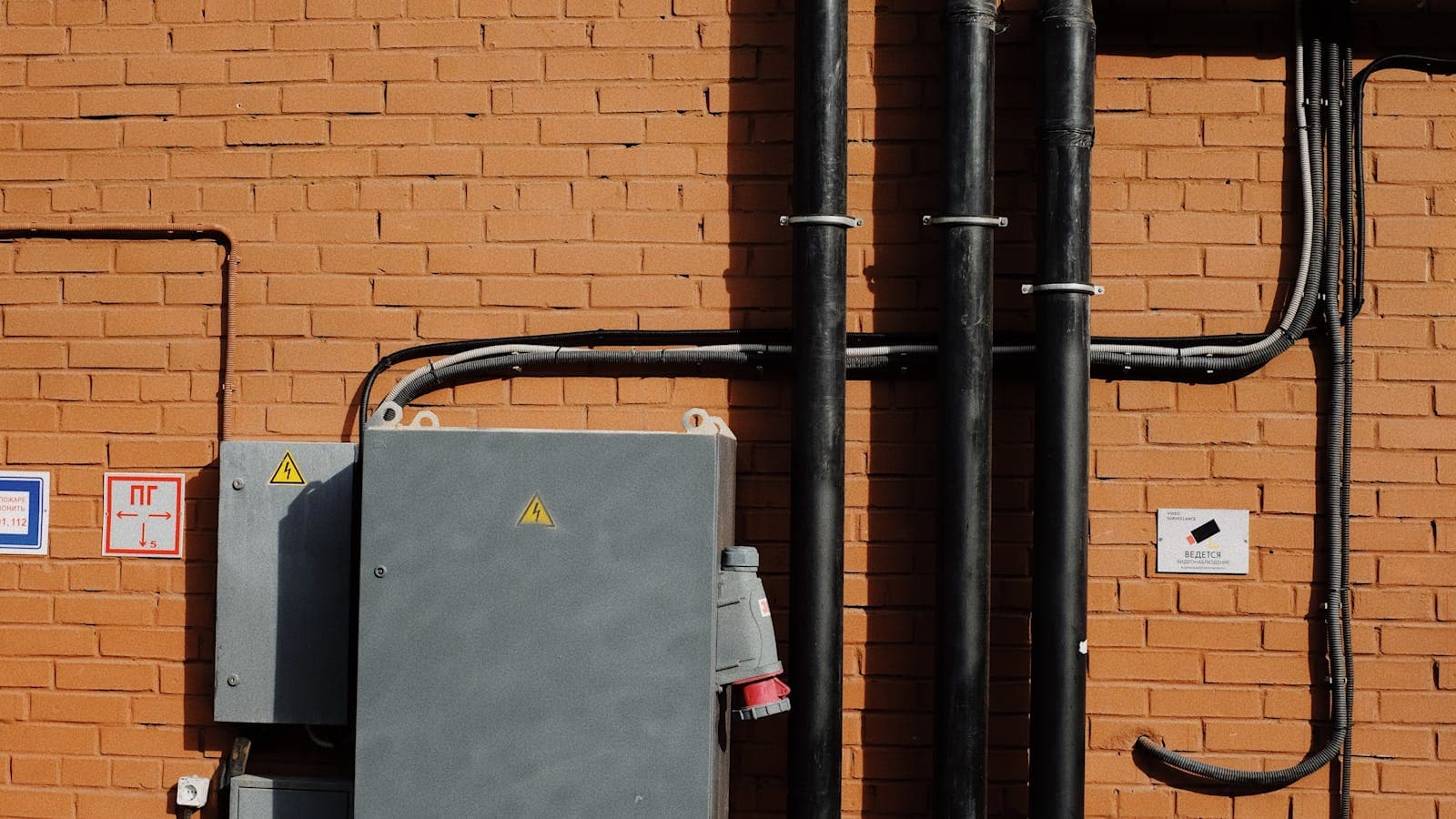 Comparison of lithium and gel solar batteries